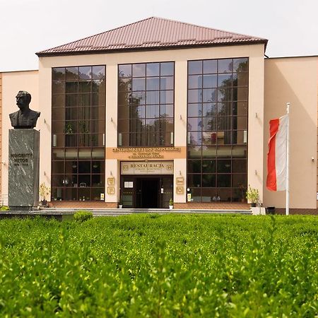 Pokoje Goscinne W Centrum Kultury Wsi Polskiej Wierzchoslawice Kültér fotó